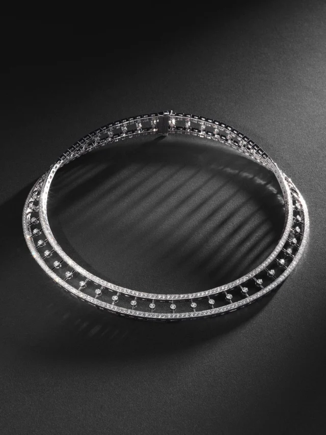 Like a glow suspended at the edge of dawn, the Aurora necklace captures light with timeless elegance.
White gold meets the brilliance of diamonds.  “Aurora” Necklace in white gold, diamonds 14.48 cts.  ______  Comme une lueur suspendue à la naissance du jour, le collier Aurora capte la lumière avec une élégance intemporelle. L’éclat pur de l’or blanc rencontre la brillance des diamants.  Collier « Aurora », or blanc, diamants 14,48 cts.  Video:  @andrea_klarin 
Model: @jolien.vdno 
Stylist: @sidneyfigeys 
Hair&Makeup Artist: @juancarlosmakeup 
Assistant video: @jimmymettier @allanfocus 
Production: @fashion_victim_productions  #holemansmanalys #hautejoaillerie #highjewelry #belgium