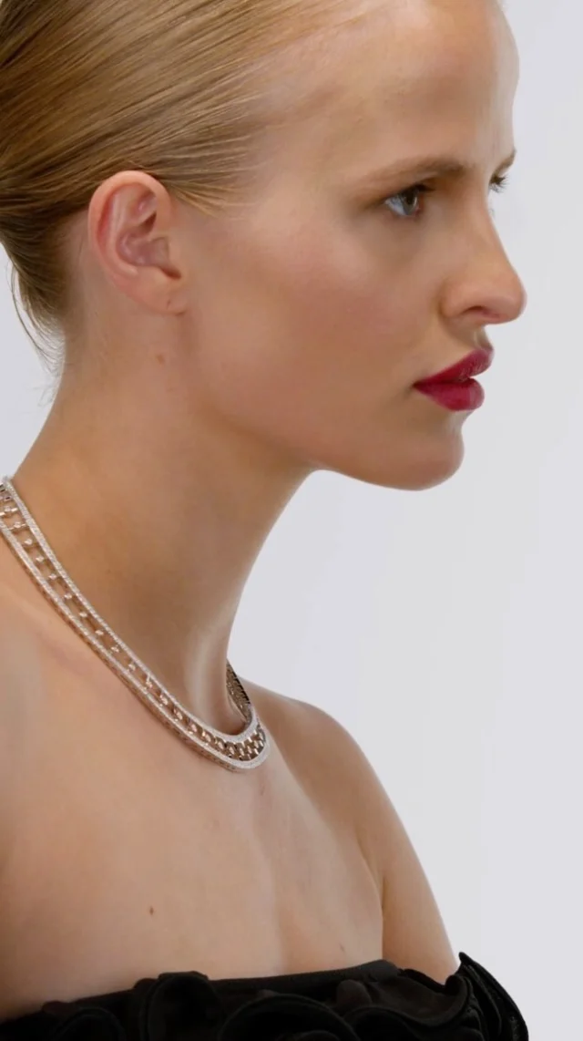 Like a glow suspended at the edge of dawn, the Aurora necklace captures light with timeless elegance.
White gold meets the brilliance of diamonds.  “Aurora” Necklace in white gold, diamonds 14.48 cts.  ______  Comme une lueur suspendue à la naissance du jour, le collier Aurora capte la lumière avec une élégance intemporelle. L’éclat pur de l’or blanc rencontre la brillance des diamants.  Collier « Aurora », or blanc, diamants 14,48 cts.  Video:  @andrea_klarin 
Model: @jolien.vdno 
Stylist: @sidneyfigeys 
Hair&Makeup Artist: @juancarlosmakeup 
Assistant video: @jimmymettier @allanfocus 
Production: @fashion_victim_productions  #holemansmanalys #hautejoaillerie #highjewelry #belgium