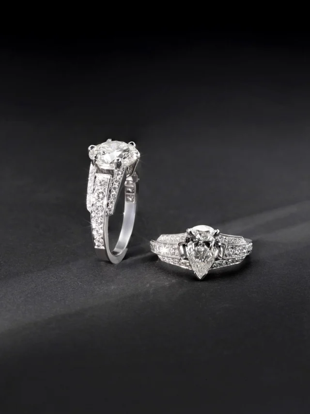 A vow captured in light.
Two flames, distinct yet entwined:  one round and the other in teardrop, echoing a shared promise.
White gold becomes the silent witness to eternal commitment.
Each diamond, a moment sealed forever.  ‘Promesse’ Rings in white gold,
brilliant-cut diamond 1.04 cts (E/VS1)
pear-cut diamond 1.51 cts (F/VS1)  ______  Une promesse capturée dans la lumière.
Deux éclats, deux âmes : l’un rond, l’autre en goutte, unies par un même serment.
L’or blanc scelle en silence l’évidence d’un engagement.
Chaque diamant, une éternité gravée dans l’instant.  Bagues « Promesse » en or blanc,
diamant taille brillant 1,04 cts (E/VS1)
diamant taille poire 1,51 cts (F/VS1)  Photo: @andrea_klarin  _______  #holemansmanalys #hautejoaillerie #highjewelry #belgium