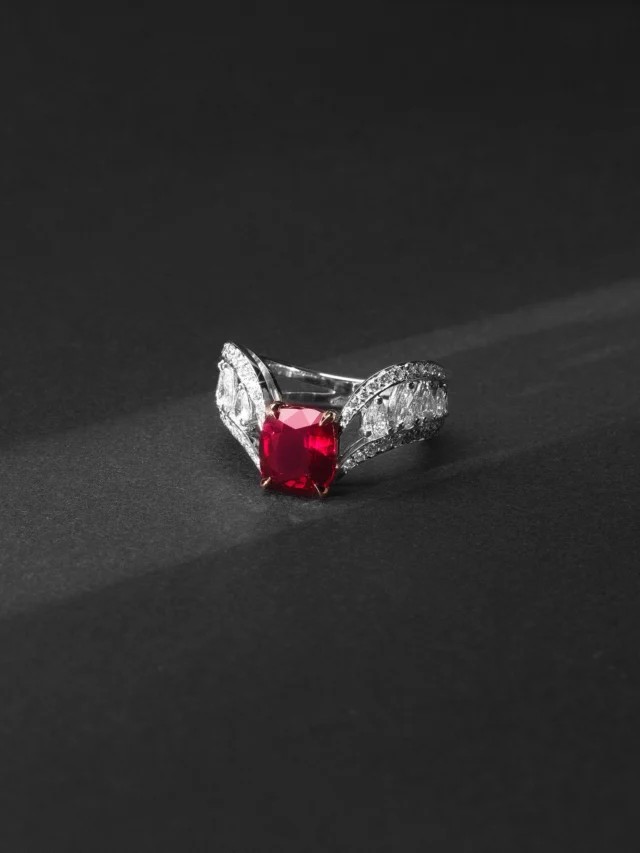 A flame of passion, born of deep red.
A whirl of diamonds, scattered like stardust of brilliance and grace entwined.
White gold frames the scene, while a ruby blazes at the center.
A jewel of intensity, untamed and untouched like love at its purest.  « Moulin Rouge » Ring in white gold,
mixed-cut diamonds 0.53 ct
pear-cut diamonds 0.65 ct
natural, unheated Mozambique ruby 3.02 cts  ____  Une flamme de passion, née d’un rouge profond.
Un tourbillon de diamants, éclats d’étoiles figés entre force et délicatesse.
L’or blanc dessine la scène, tandis qu’un rubis embrase le cœur.
Pierre d’intensité, libre et intacte comme l’amour à l’état brut.  Bague « Moulin Rouge » en or blanc,
diamants mêlés 0,53 ct
diamants taille poire 0,65 ct
rubis du Mozambique non chauffé 3,02 cts  ____  Photo: @andrea_klarin 
Photo Assistants: @jimmymettier @gauthier_flahaux 
Production: @fashion_victim_productions  #holemansmanalys #hautejoaillerie #highjewelry #belgium